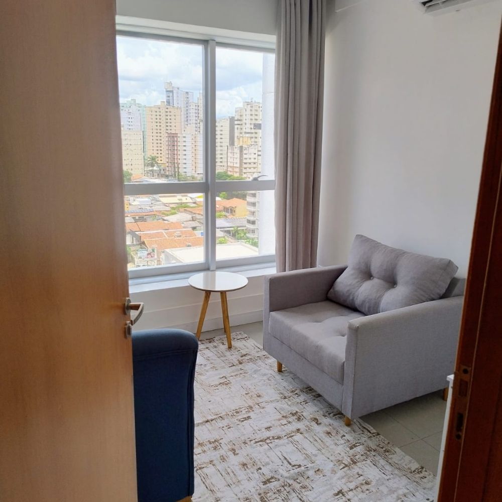 Consultório da Clínica Espaço Único, com poltrona e janela com vista para Goiânia