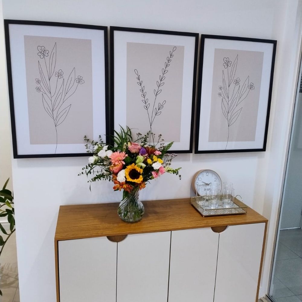 Aparador com flores no espaço de espera da Clínica Espaço Único
